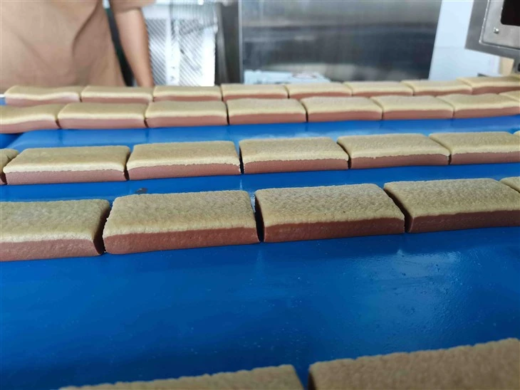マルチ-ライン自動二層チョコレートエネルギーバー切断機